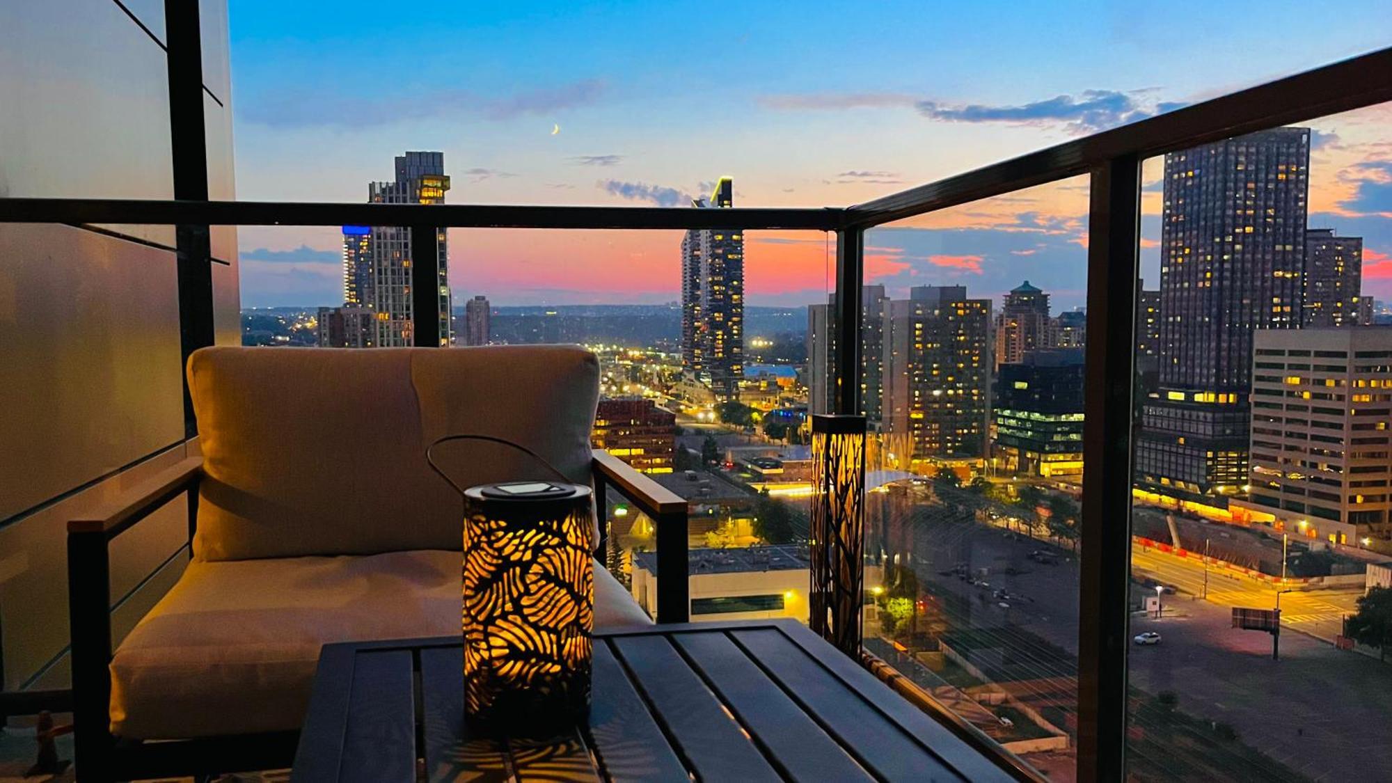 Luxury Downtown Sunset Getaway - Your Home Away From Home - Fully Stocked Kitchen, Gym, Balcony, Free Parking Κάλγκαρι Εξωτερικό φωτογραφία